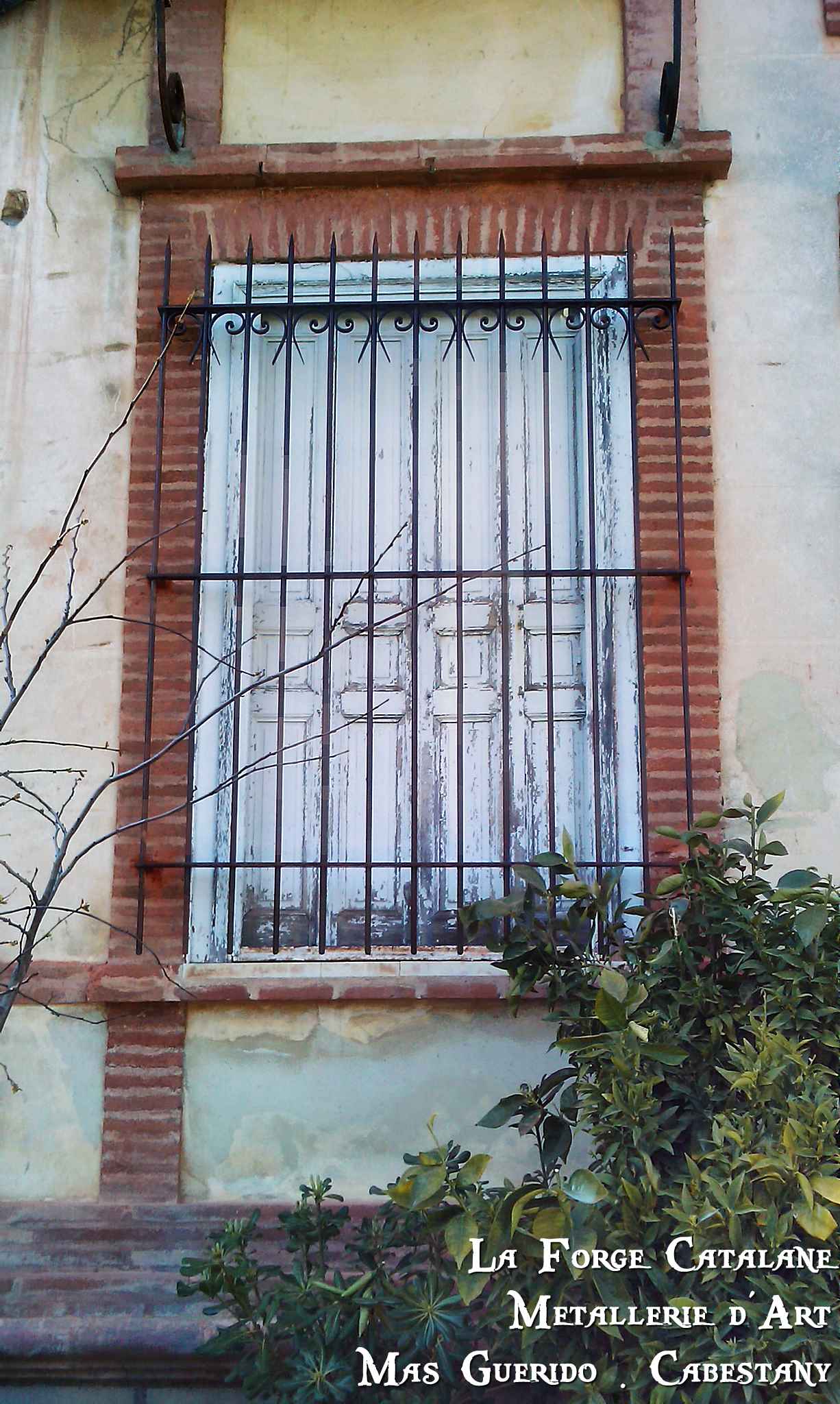 grille securite protection immeuble ancien volutes pointes fer Forge Catalane Cabestany 2.jpg